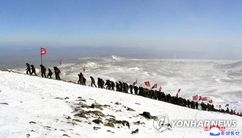 북한 청년학생들, 백두산 등정