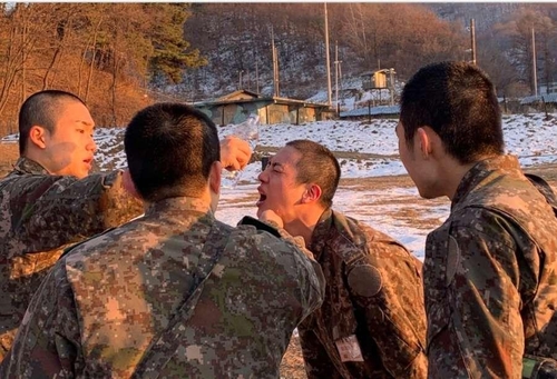 BTS 진, 동기들이 '중대장 훈련병' 추대…화생방 등 훈련