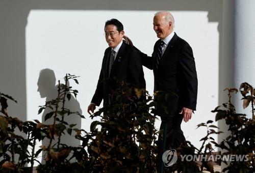 백악관 나란히 걷는 미일 정상