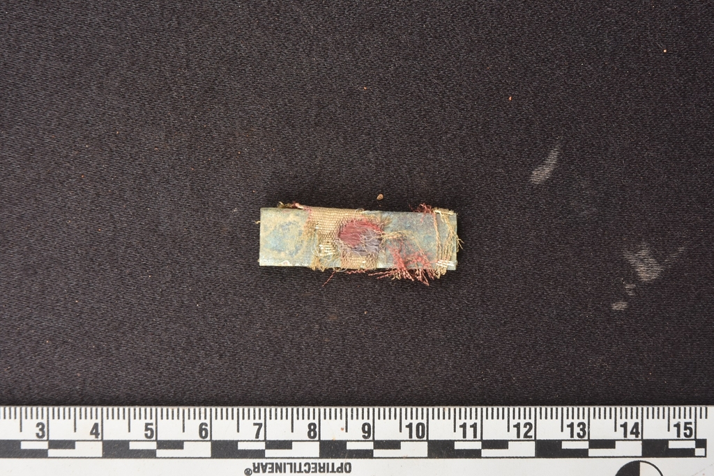 오문교 이등중사 유해 수습현장에서 발굴된 태극 문양 약장