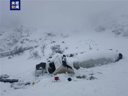 티베트 눈사태로 매몰된 레미콘 트럭