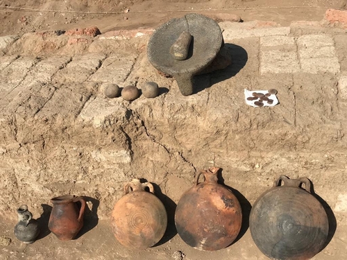 이집트 룩소르 도시 유적에서 발굴된 도기와 도구 및 화폐
