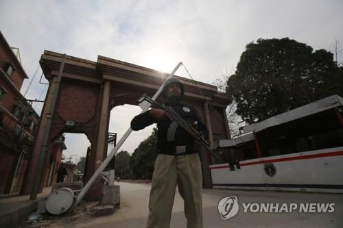 파키스탄 모스크 테러 용의자 23명 체포…"자폭범, 경찰복 착용"(종합)