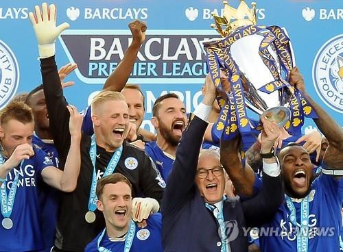 EPL 우승 트로피 들어 올리는 레스터시티 선수들