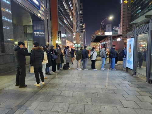 서울 강남역 인근 버스정류장에서 광역버스 기다리는 시민들