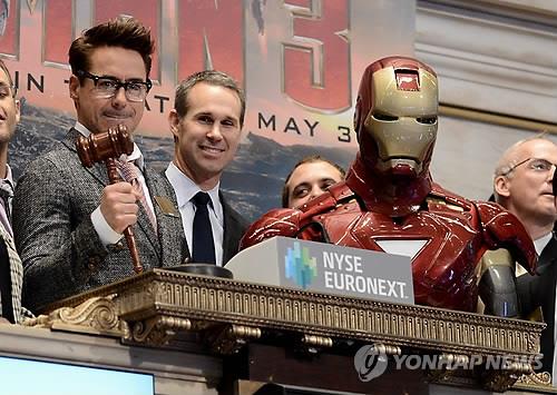 钢铁侠和演员罗伯特・唐尼出席纽约证券交易所的开幕式，宣传《钢铁侠3》。