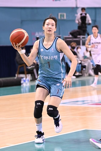 여자농구 꼴찌 하나원큐, KB 또 꺾고 시즌 4승째…신지현 26점