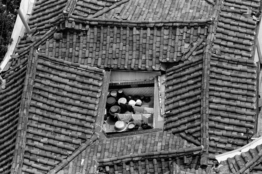 서울 북촌 한옥 마당에 빨래가 널려있다. 1979년 [한치규 제공]