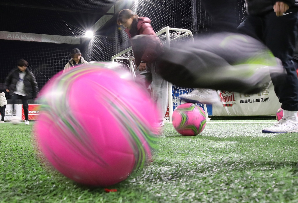 여성 풋살·축구 클럽 회원들이 풋살화 바닥 면으로 공 다루는 법을 훈련하고 있다. [사진/진성철 기자]