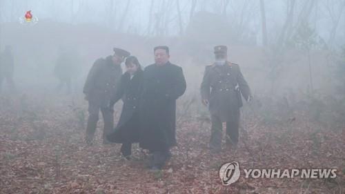 북한 김정은, 딸 주애와 '핵반격 가상 훈련 참관'