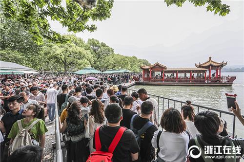 코로나19 이전 노동절 연휴 당시 항저우 시후 관광객들