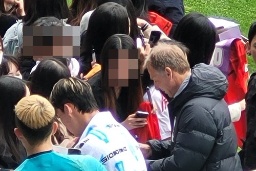 25일 오픈 트레이닝 마치고 팬들에게 사인해주는 클린스만 감독