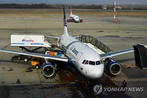 블라디보스토크 국제공항에 있는 아브로라 항공 소속 여객기