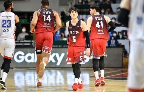 한국가스공사와 경기하는 인삼공사 선수들