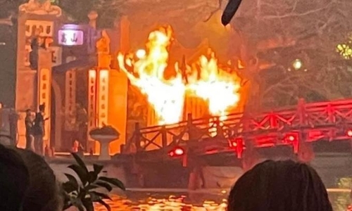 '하노이 명소' 응억 선 사당 매표소에 불…관광객들 대피