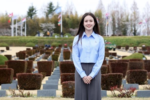 세계 유일의 유엔군 묘지인 유엔기념공원에서 인터뷰 갖는 캠벨 에이시아 양