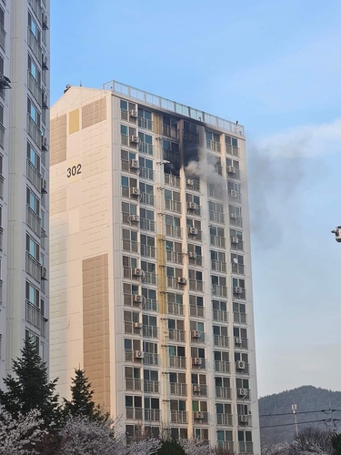 충북 음성 아파트서 화재…80대 여성 대피하다 부상