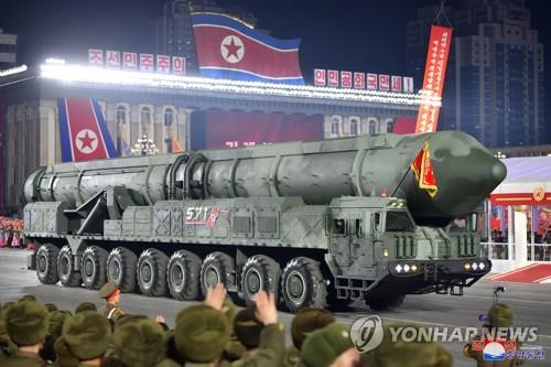 북한 열병식에 등장한 '고체 ICBM' 추정 신형 미사일