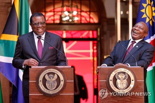 하게 게인고브(왼쪽) 나미비아 대통령과 시릴 라마포사 남아프리카공화국 대통령
