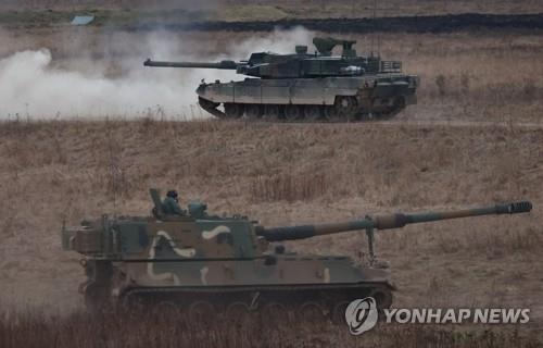 폴란드서 실사격 훈련하는 한국산 K2 전차와 K-9 자주포 