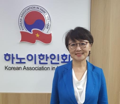 하노이한인회 사무국에서 포즈를 취한 장은숙 회장