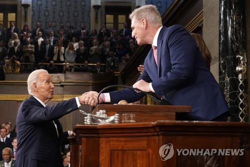 조 바이든 미국 대통령(왼쪽)과 케빈 매카시 미국 하원의장