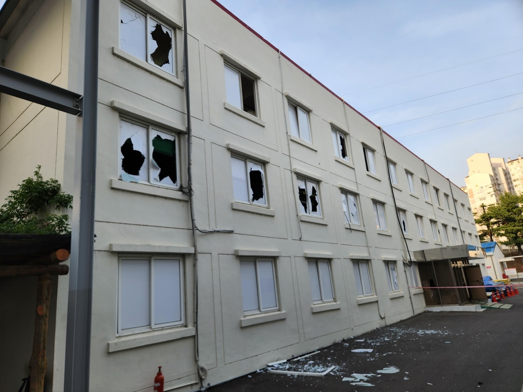 폭발 사고로 부서진 건물 창문