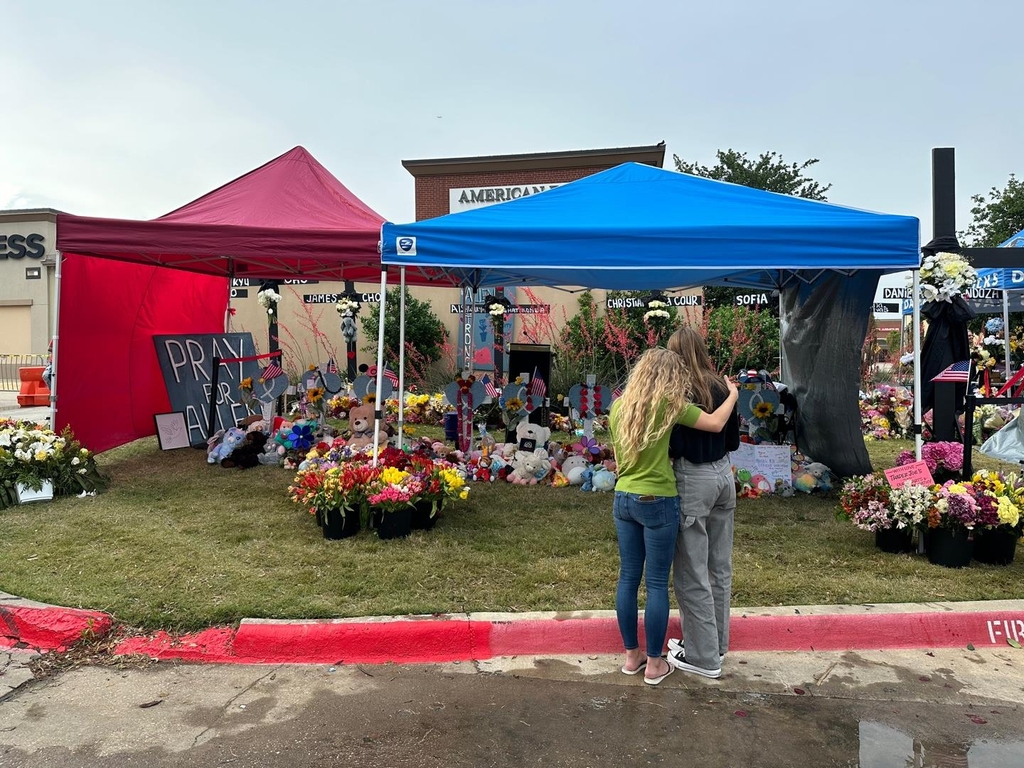'총기난사' 텍사스 쇼핑몰 앞에서 슬퍼하는 사람들 