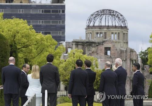 히로시마 평화기념공원 내에서 '원폭 돔' 설명을 듣는 G7 정상들