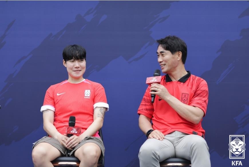 국가대표 이금민(왼쪽)과 김태영 위원장(오른쪽)