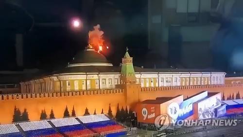 지난달 3일 새벽 크렘린궁의 돔형 지붕 위에서 무인기폭발이 일어나는 모습 