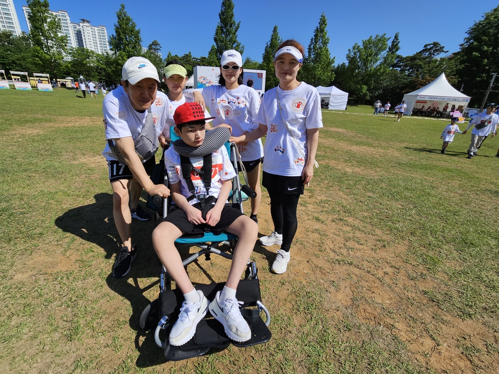 '제13회 국제어린이마라톤'에 참가한 윤성혁 군 가족
