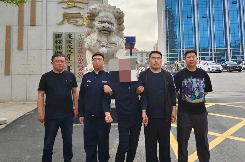 가족 찾으려다 공안에 검거된 중국 60대(가운데) 