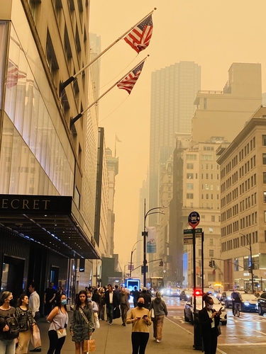 산불 연기에 뒤덮인 뉴욕시 맨해튼