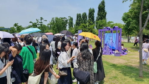 보랏빛으로 물든 여의도…"땡큐 BTS, 2025년 만날 날 기다려요"