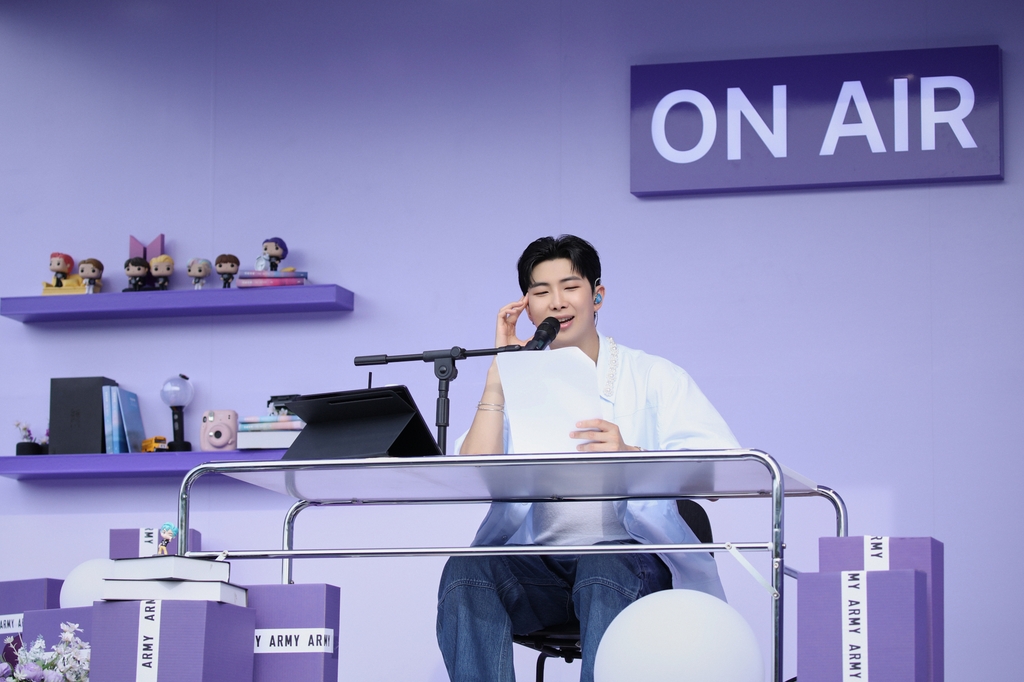 10주년 RM "중학생이 직장인으로…웸블리서 만날 때까지 파이팅"