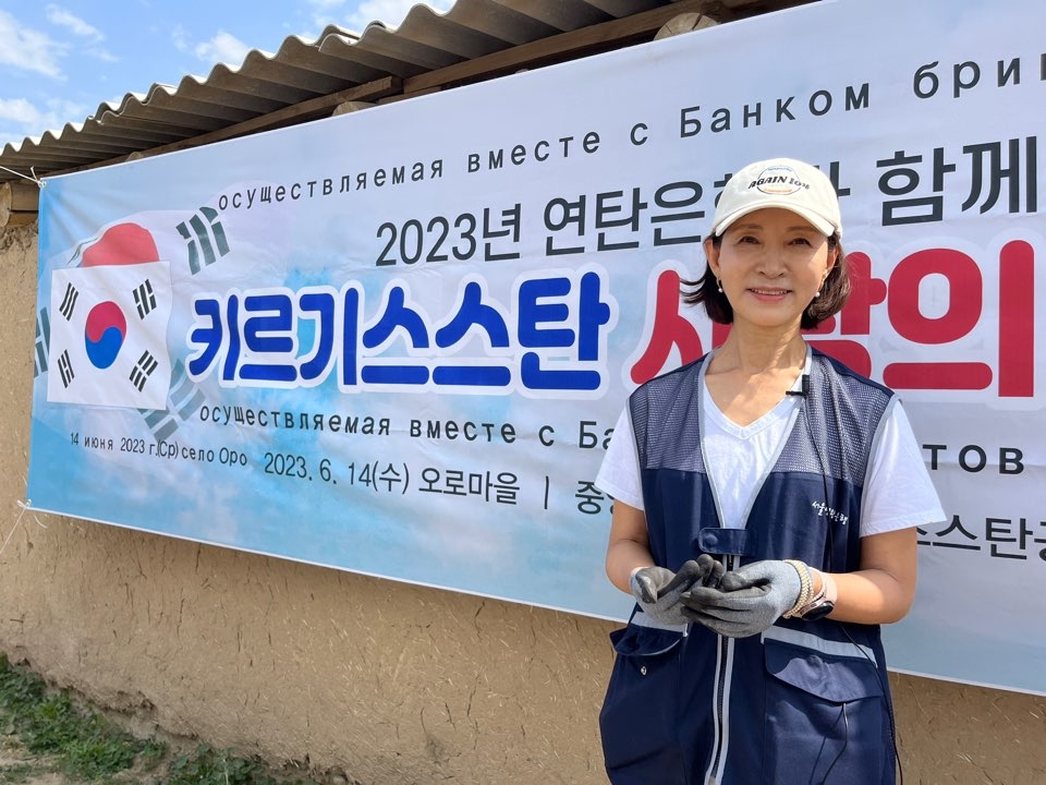 밥상공동체 연탄은행 오로 마을 석탄나눔행사에 참여한 배우 정애리