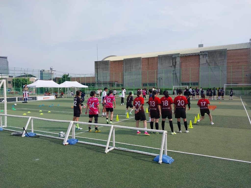 수원FC 위민 선수들의 축구 클리닉 장면