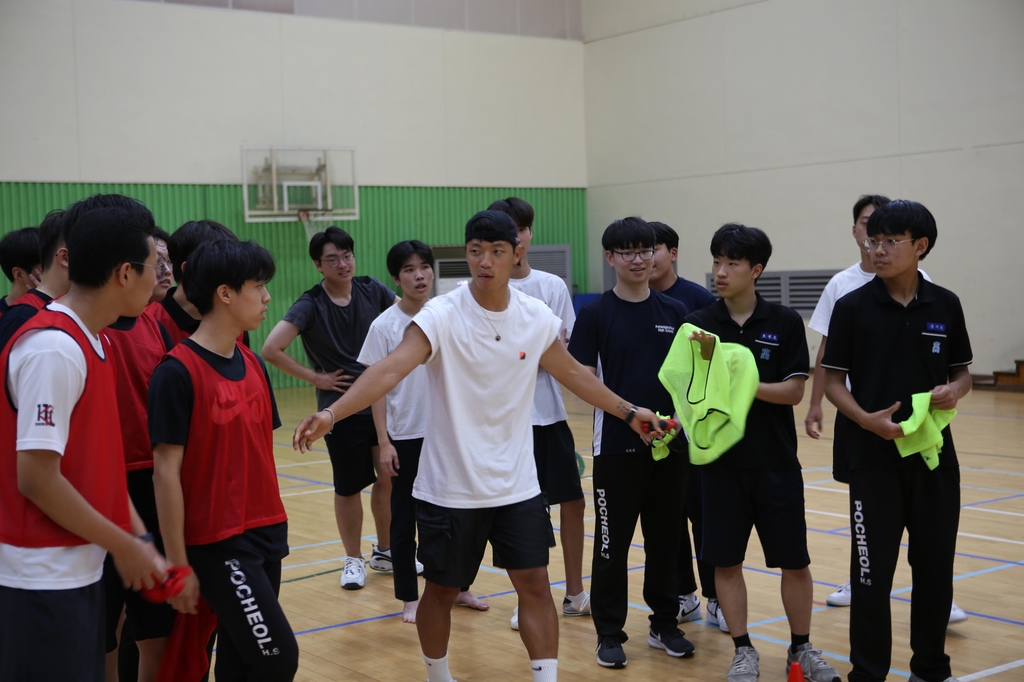 모교인 포항제철고 방문한 축구 국가대표 황희찬 선수