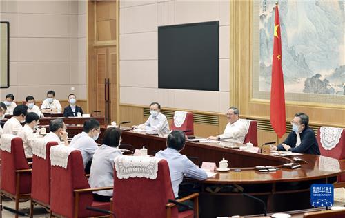 "中 경제 하방 압력 위험 직면…규제 정책 불확실성 해소해야"