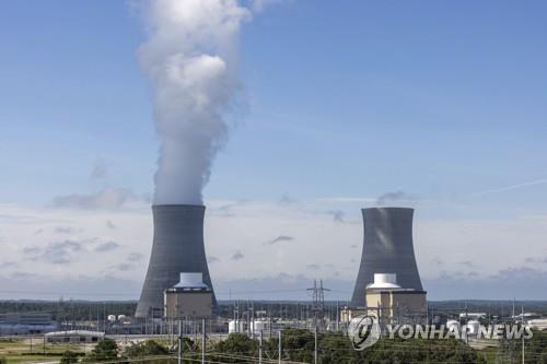 상업 가동에 들어간 보글 3호기(왼편)와 내년 3월 가동 앞둔 보글 4호기 원자로