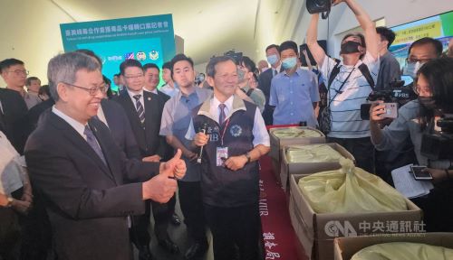 마약 브리핑에 참석한 천젠런 행정원장(왼쪽)