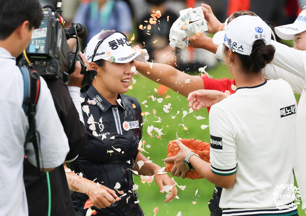 우승 축하 꽃잎 세례를 받는 김수지.