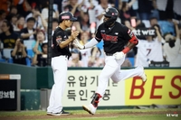 kt 거침없는 승수쌓기…알포드·박병호 홈런 앞세워 삼성에 승리