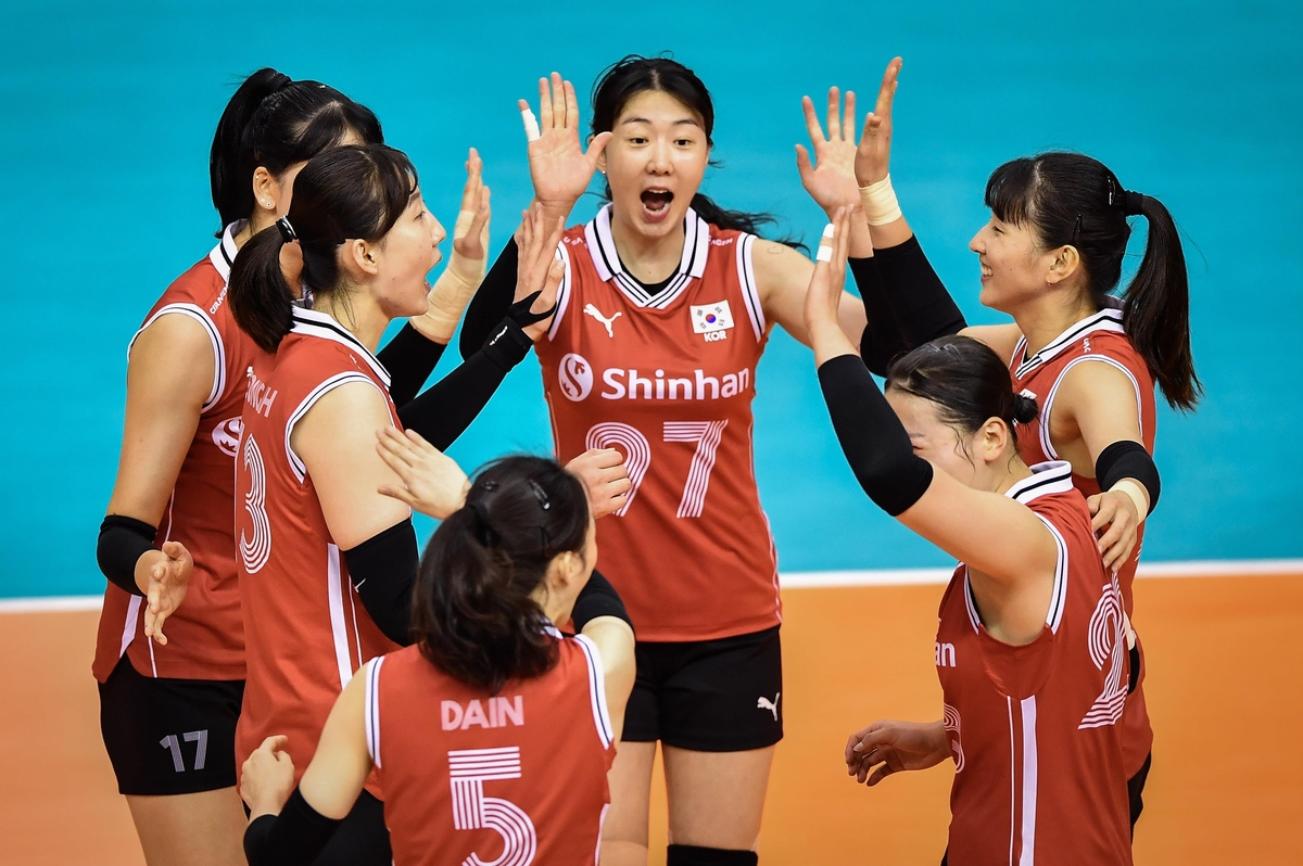 기뻐하는 한국 여자배구대표팀