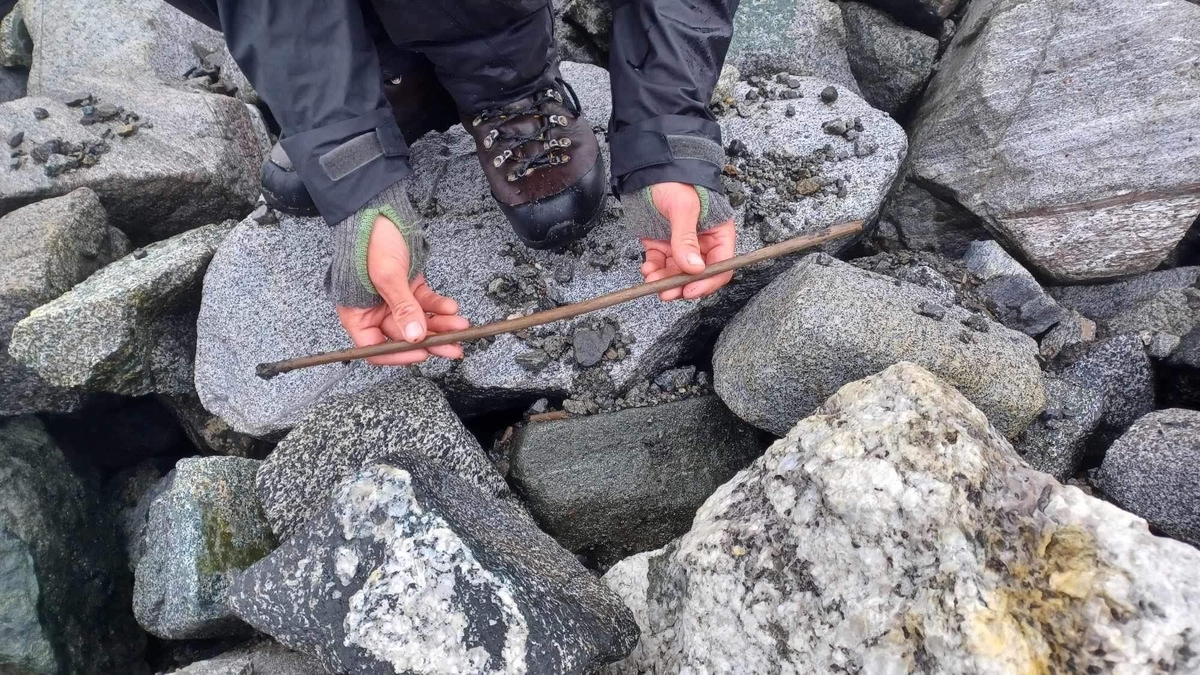 노르웨이 빙하 지역에서 발견된 4천년 전 석기시대 화살대. /  이하 노르웨이 문화유산부 얼음의비밀국 페이스북