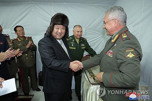 러시아 전통 방한용 모자 선물 받은 김정은