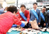이철우 경북지사, 포항 죽도시장서 우리 수산물 장보기
