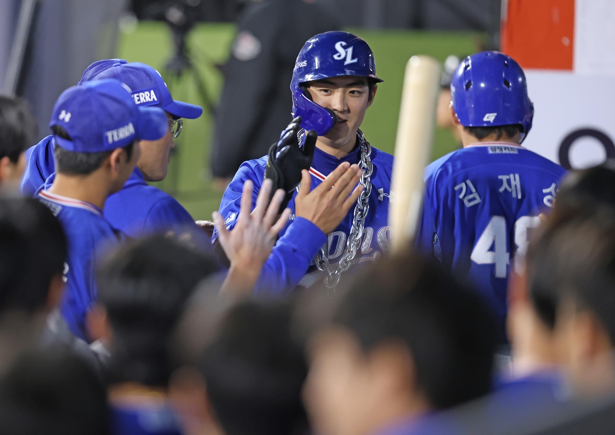 시즌 11호 홈런을 치고 동료의 축하를 받는 구자욱