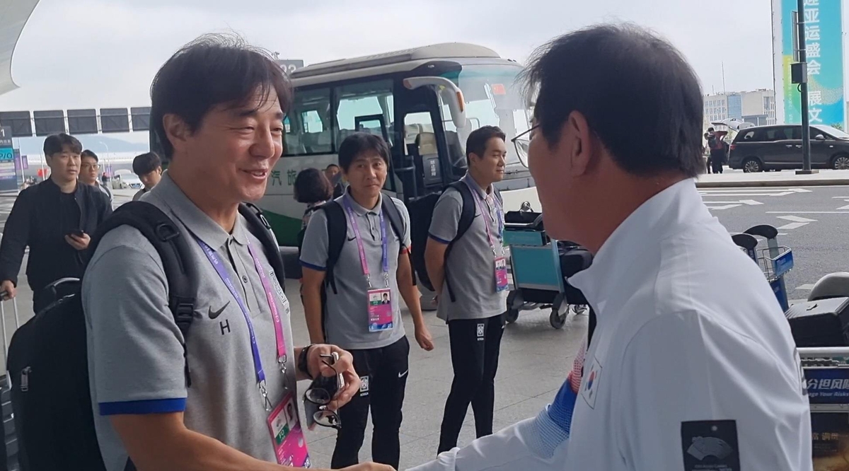 악수하는 축구대표팀 황선홍(왼쪽) 감독과 야구대표팀 류중일 감독